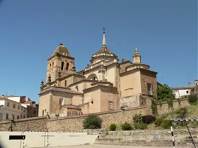 Arquitectura monumental en las iglesias de Jerez de los Caballeros: grandeza y majestuosidad